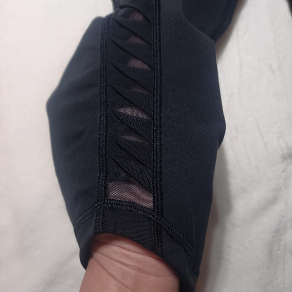 Lululemon Black Asymmetrical Crop Mesh Fabric Pleated Side Panels Size 8 - Picture 3 of 12